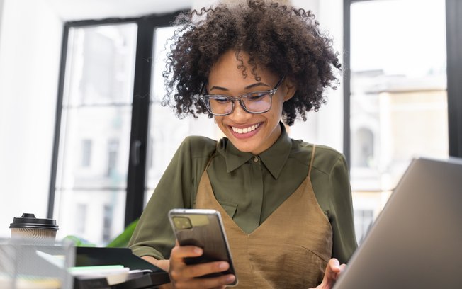 Celular cresce como fonte de renda entre brasileiros em 2025
