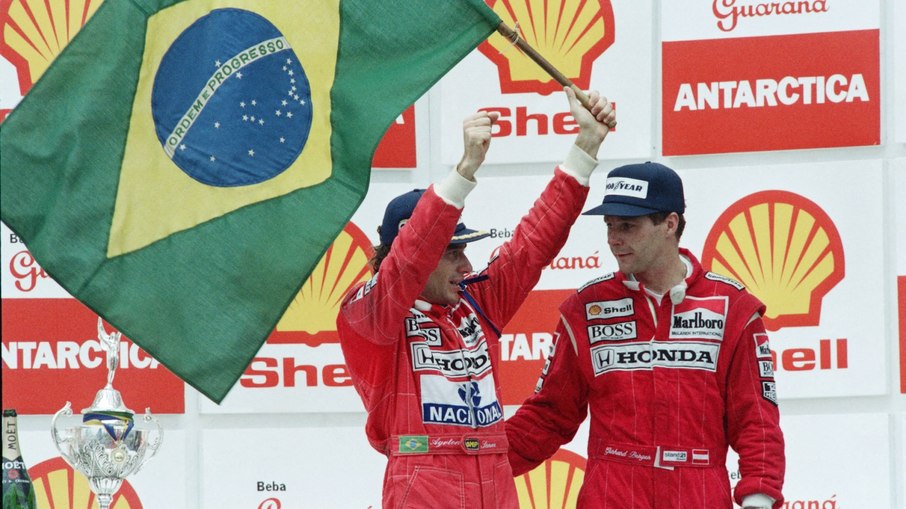 Ayrton Senna levantando uma bandeira do Brasil