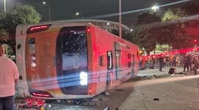 Ônibus tomba e deixa um morto e mais de 20 feridos no Rio de Janeiro