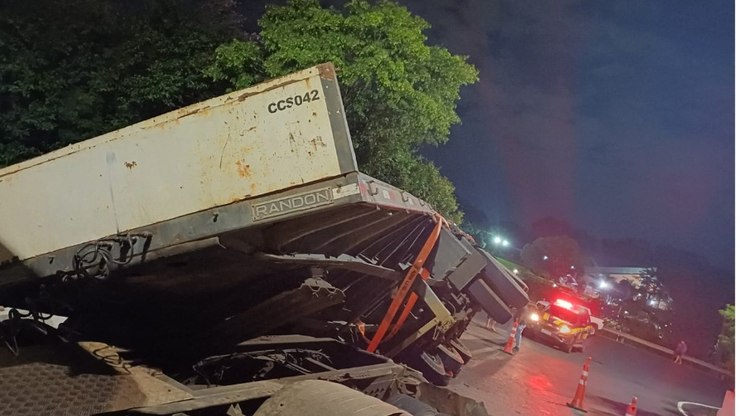 Caminhão tomba na BR-116 e prejudica 12 estações do Trensurb