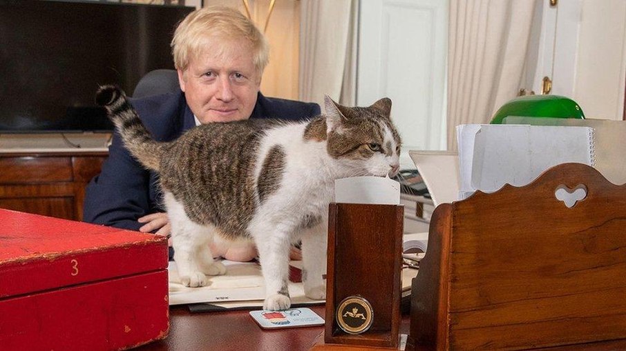 o ex-primeiro-ministro britânico Boris Johnson na sua mesa no gabinete em 10 Downing Street, acompanhado de Larry, o 