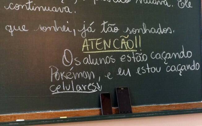 você caça Pokemóns e o seu professor pega o seu celular.