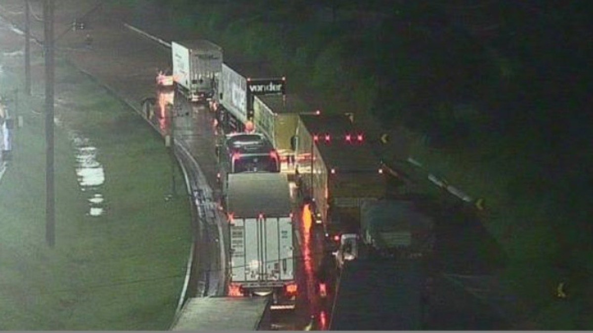 Chuva%20intensa%20alaga%20Rodovia%20R%C3%A9gis%20Bittencourt%20e%20trecho%20fica%20interditado