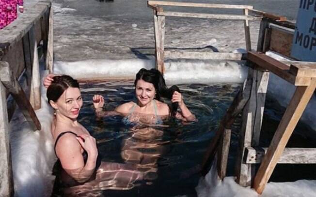 Russas defendem que mergulhar em águas congelantes é a melhor tática para acabar com a celulite