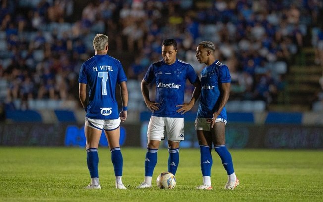 Com dois a menos, Cruzeiro empata com Tombense pela semi do Mineiro