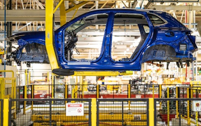 Carroceria do Geely EX5 EM-i na linha de produção do Complexo Industrial Ayrton Senna, em São José dos Pinhais