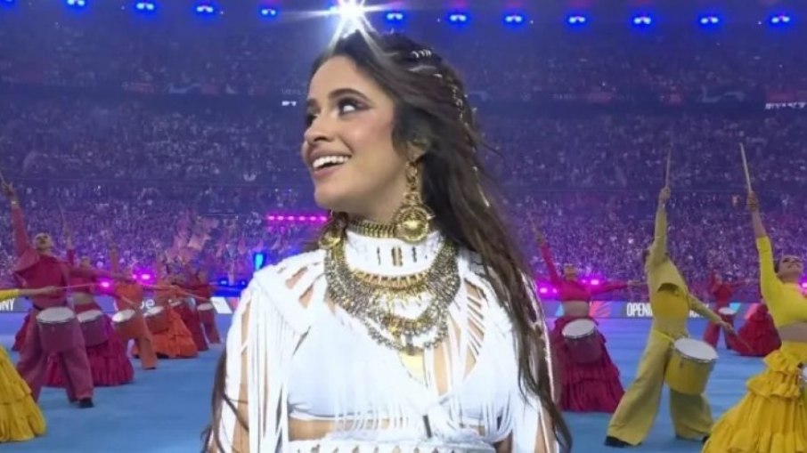 Camila Cabello brinca com situação inusitada durante show na Champions