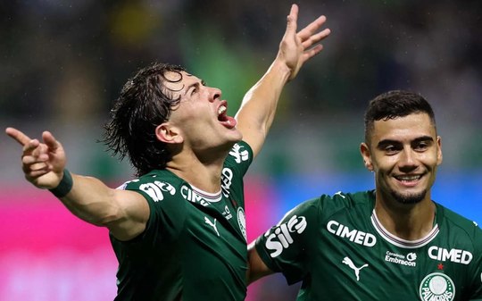 Palmeiras dá show, goleia o Corinthians e segue na caça ao líder