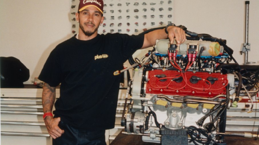 Hamilton posa ao lado do V8 biturbo retirado durante a restauração de sua Ferrari F40