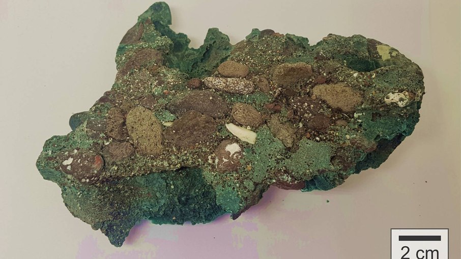 Plastiglomerados, uma formação composta por sedimentos, fragmentos naturais e 