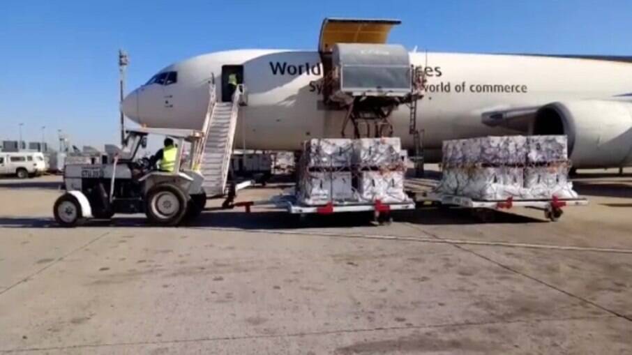 Avião desembarca em Viracopos com mais 1 milhão de doses da Pfizer