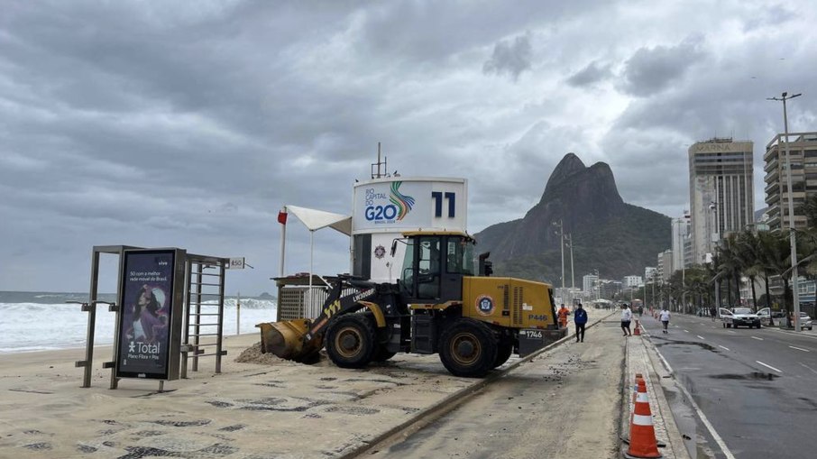 Prefeitura do Rio de Janeiro se mobiliza para limpeza de vias pós-ressaca na madrugada