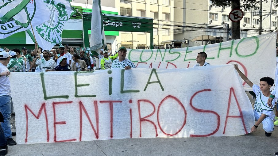 Torcida do Palmeiras protestou antes da partida contra o Fortaleza