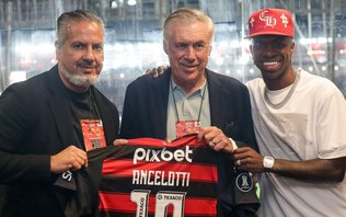 Vídeo: Vini Jr e Ancelotti se
encontram durante jogo do Flamengo
