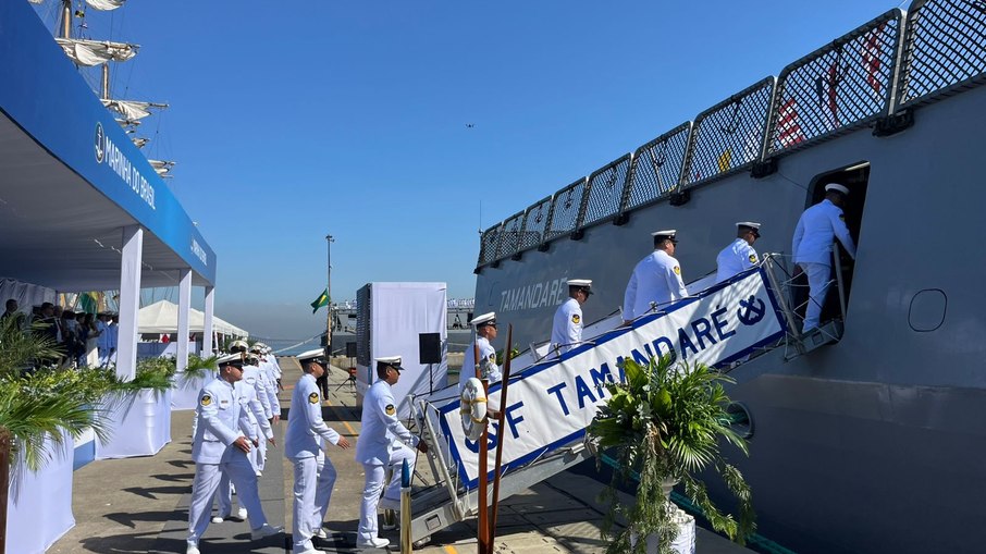 143 tripulantes embarcando na nova fragata da Marinha do Brasil