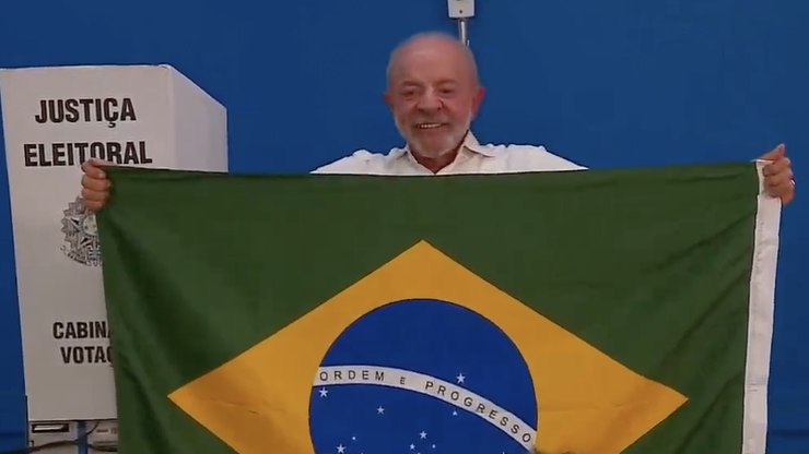 Lula%20vota%20em%20S%C3%A3o%20Paulo%2C%20acompanhado%20de%20aliados