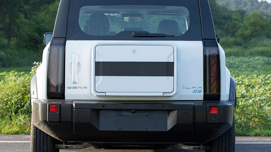 Traseira lembra SUVs norte-americanos, espaço retangular na tampa traseira chama atenção