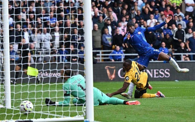 Madueke fuzila o gol de José Sá e marca o quarto do Chelsea na goleada por 6 a 2 sobre o Wolves. Três deles foram do atacante 