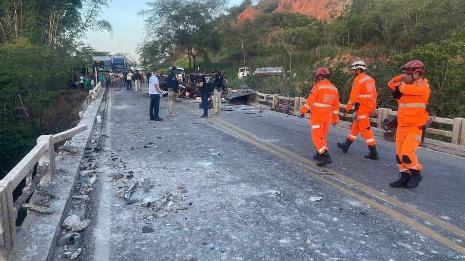 Colisão entre carro e ônibus deixa 8 mortos em MG