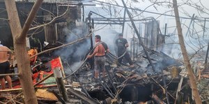 Incêndio destrói moradias em cidade da Baixada Santista