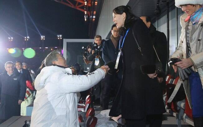 Moon Jae-in cumprimentou a irmã do ditador norte-coreano Kim Jong-un, Kim Yong-nam