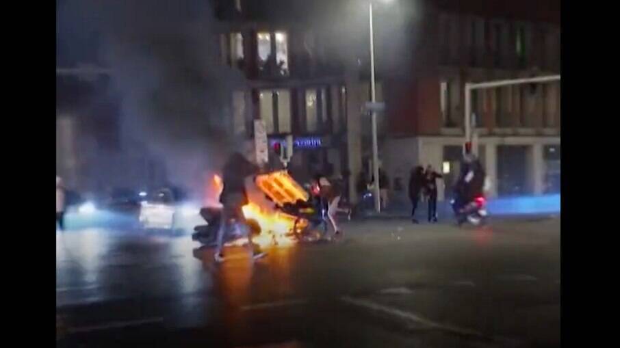 Nas cidades de Zwolle, Groningen e Roosendaal (foto), pequenos grupos de manifestantes provocaram confusão