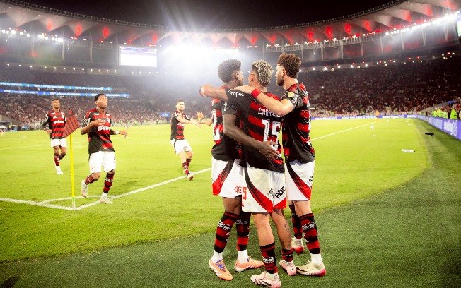 Jogadores comemora gol do Flamengo sobre o Racing no Maracanã