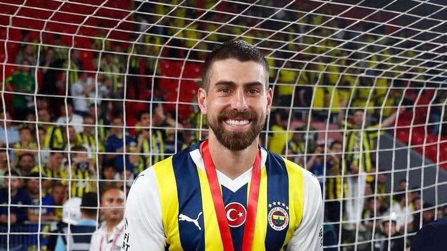 Luan Peres foi campeão da Copa da Turquia pelo Fenerbahçe Luan Peres foi campeão da Copa da Turquia pelo Fenerbahçe