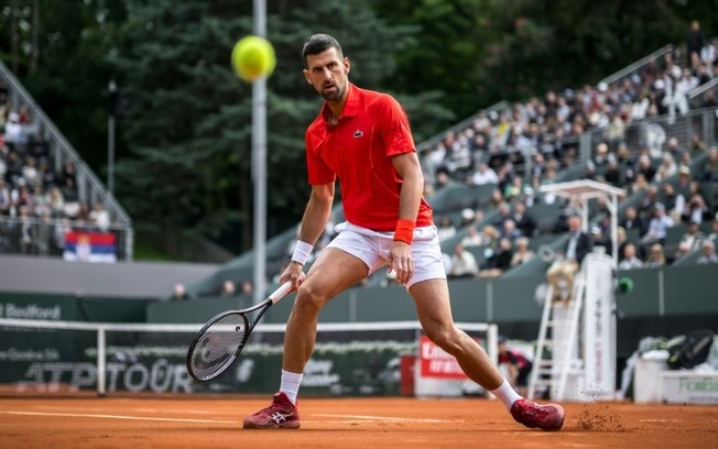 Novak Djokovic durante a vitória sobre Tallon Griekspoor nas quartas de final do torneio ATP de Genebra na Suíça, em 23 de maio de 2024