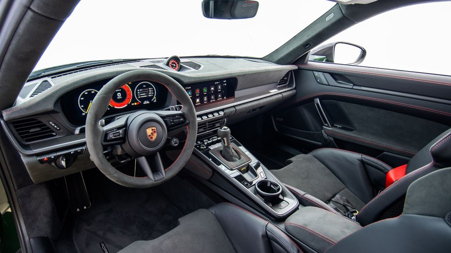 Interior do GT3 combina digital e analógico com volante e painel revestidos em Alcantara Interior do GT3 combina digital e analógico com volante e painel revestidos em Alcantara
