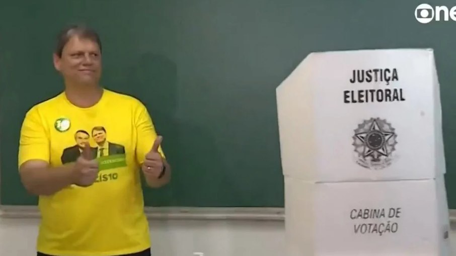 O candidato ao governo de São Paulo Tarcísio de Freitas acena para jornalistas após a votação 