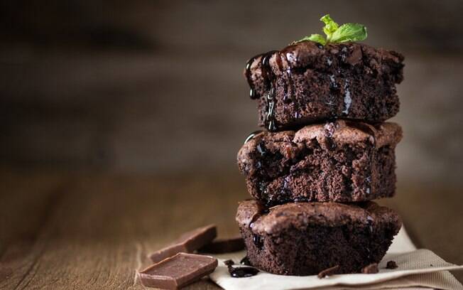 O brownie leva 200g de chocolate meio-amargo. Veja a receita inteira e aprenda a fazer na sua casa