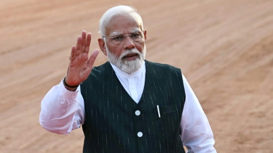 O primeiro-ministro indiano, Narendra Modi, acena para a multidão antes de um discurso em 7 de junho de 2024, em Nova Délhi