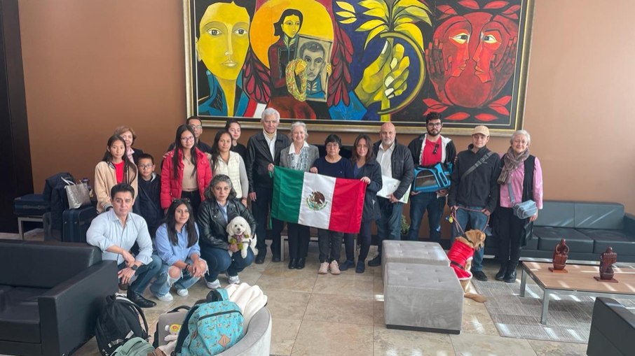 Equipe diplomática do México no Equador e familiares deixam país após invasão na embaixada