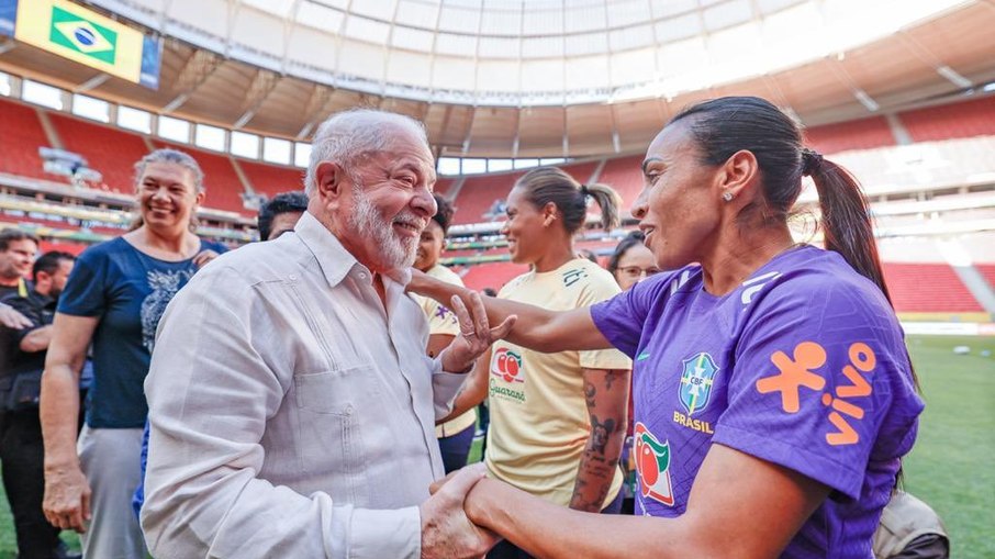 A craque Marta nunca escondeu sua admiração por Lula A craque Marta nunca escondeu sua admiração por Lula