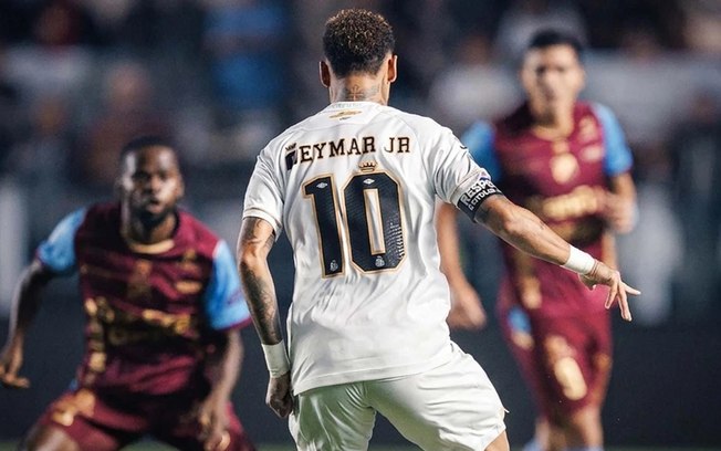 Gabigol vibra após fazer o gol 100 pelo Santos, que faz 2 a 1 no Macará com Neymar jogando bem