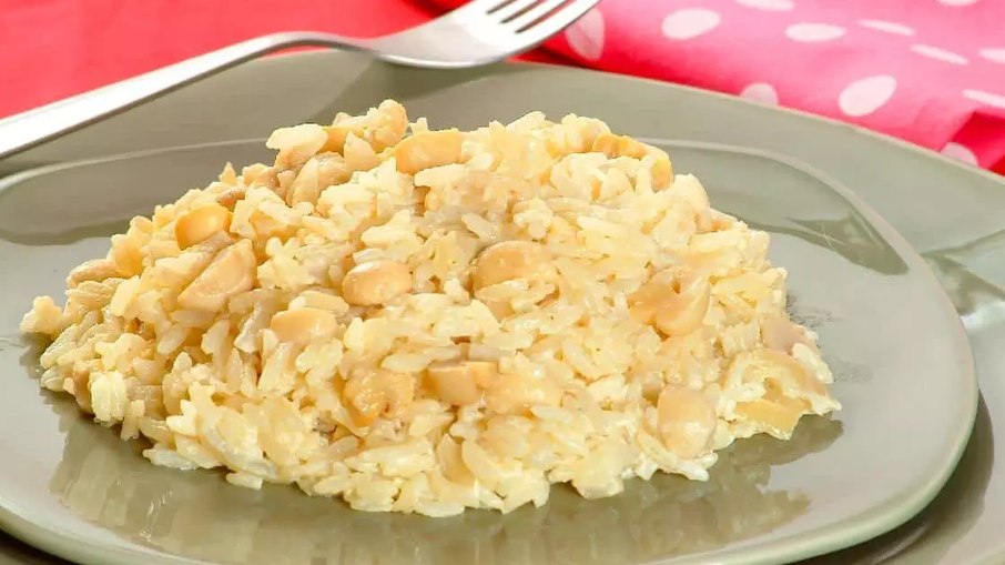 O arroz à piamontese é uma ótima opção para quem não quer desperdiçar o arroz já pronto