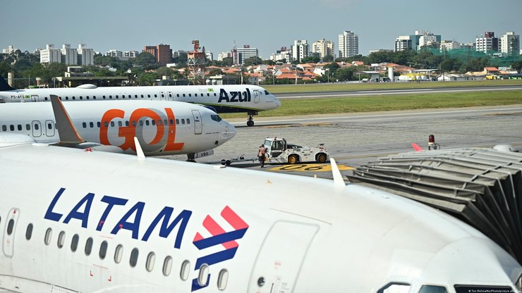 Comprar passagens de avião agora ou esperar?