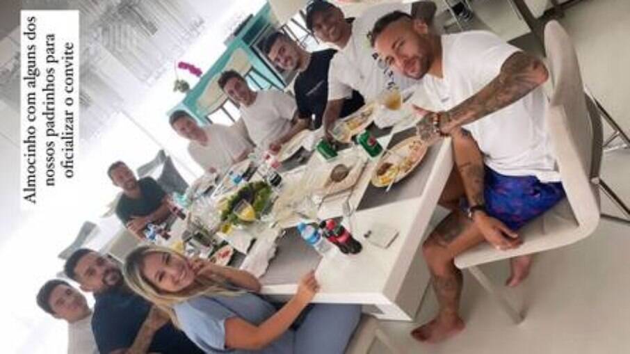 Neymar fez almoço quando chegou ao Brasil