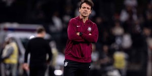 Corinthians demite Fernando Diniz após revés para o Inter