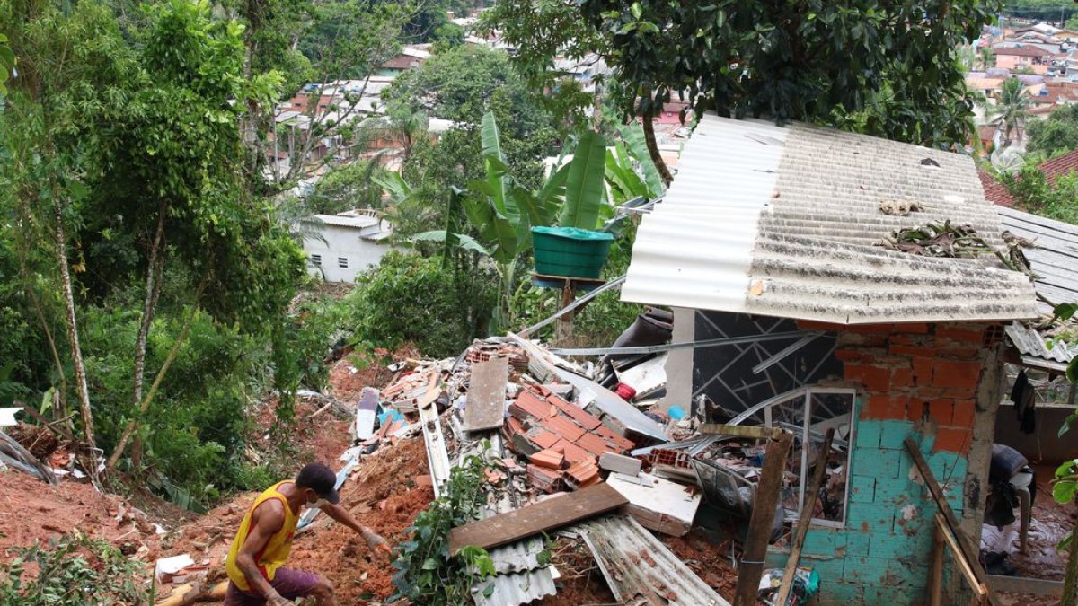 São Sebastião - Casas destruídas em deslizamentos na Barra do Sahy após tempestades no litoral norte de São Paulo.