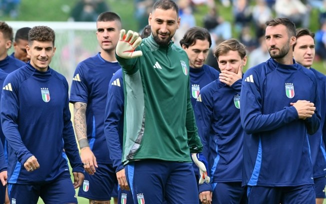 O goleiro Gianluigi Donnarumma (C) acena para os torcedores que assistiram ao primeiro treino da seleção da Itália em Iserlohn, na Alemanha, antes da Eurocopa