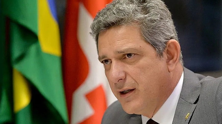 O senador Rogerio Carvalho lidera a pesquisa de intenções de votos
