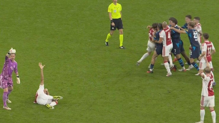 Atacante%20do%20PSV%20deixa%20rival%20com%20les%C3%A3o%20pulmonar%20