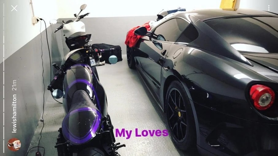 Lewis Hamilton registrou sua 599 GTO ao lado de duas motocicletas