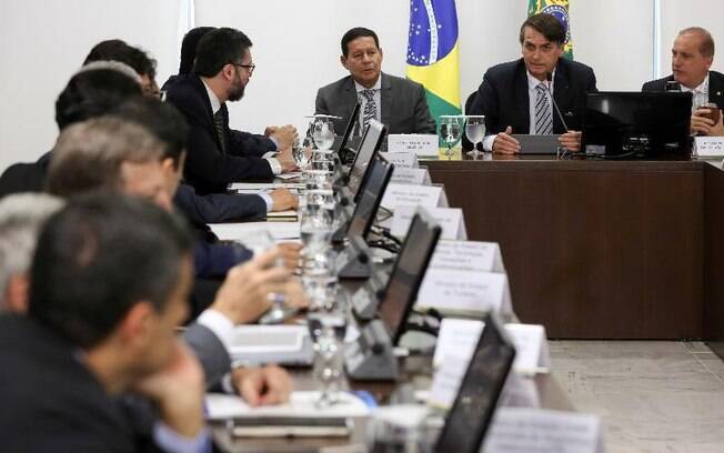 Jair Bolsonaro se reuniu com ministros nesta terça-feira (19); Reforma da Previdência e pacote anticrime são alguns dos possíveis assuntos
