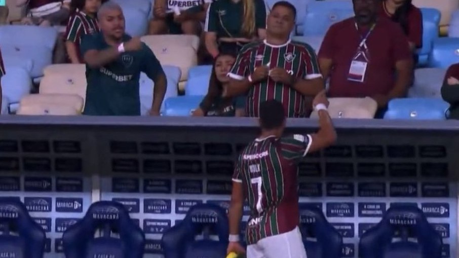 Hulk briga com torcedor do Fluminense no Maracanã Hulk briga com torcedor do Fluminense no Maracanã