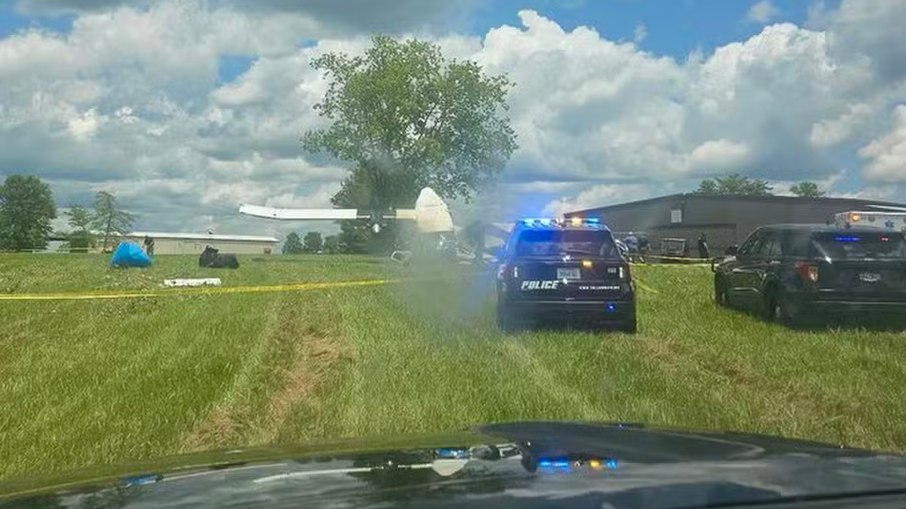 O avião caiu por volta das 12h15 (horário local), colidindo com árvores e atingindo o solo na Old Shelbyville Road O avião caiu por volta das 12h15 (horário local), colidindo com árvores e atingindo o solo na Old Shelbyville Road