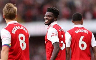 Astro ex-Arsenal é indiciado por estupro e assédio no Reino Unido