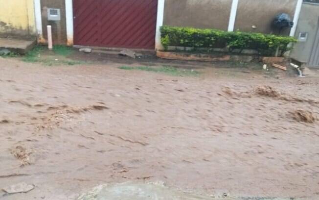 Chuva alaga ruas de bairros no 1 dia do ano em Campinas